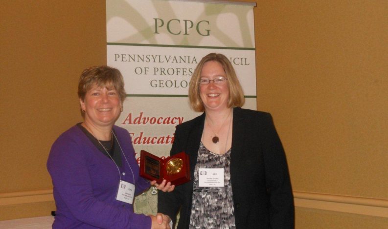 Kelly Lee Kinkaid, P.G., Project Manager and Hydrogeologist at Liberty Environmental, Inc. receives a Distinguished Service Award from Jennifer L. O’Reilly, P.G., President of the Pennsylvania Council of Professional Geologists.
